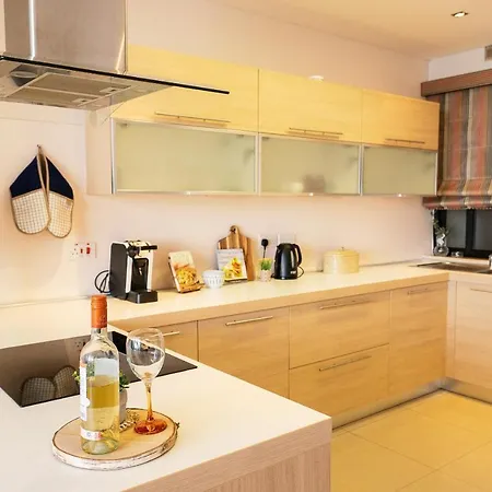 A Stylish Seaside Apartament St. Paul's Bay