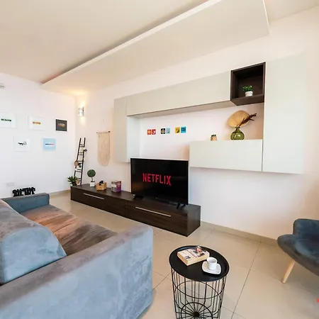 A Stylish Seaside In Apartment *