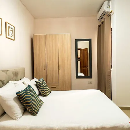 A Stylish Seaside In Apartment *