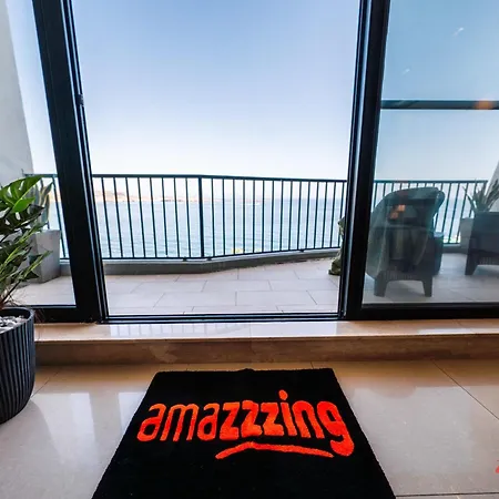 A Stylish Seaside In Apartment *