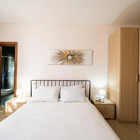 A Stylish Seaside Apartament *