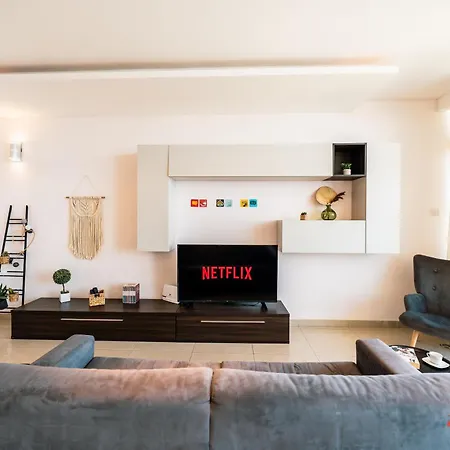 A Stylish Seaside Apartament *