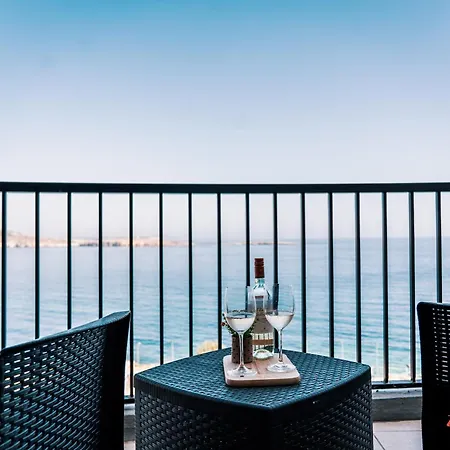 A Stylish Seaside Apartament *